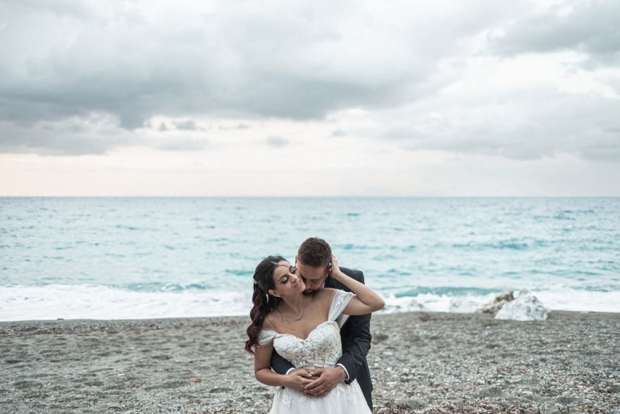 Matrimonio sul mare alle Grotte di Mongiove Beach in Sicilia